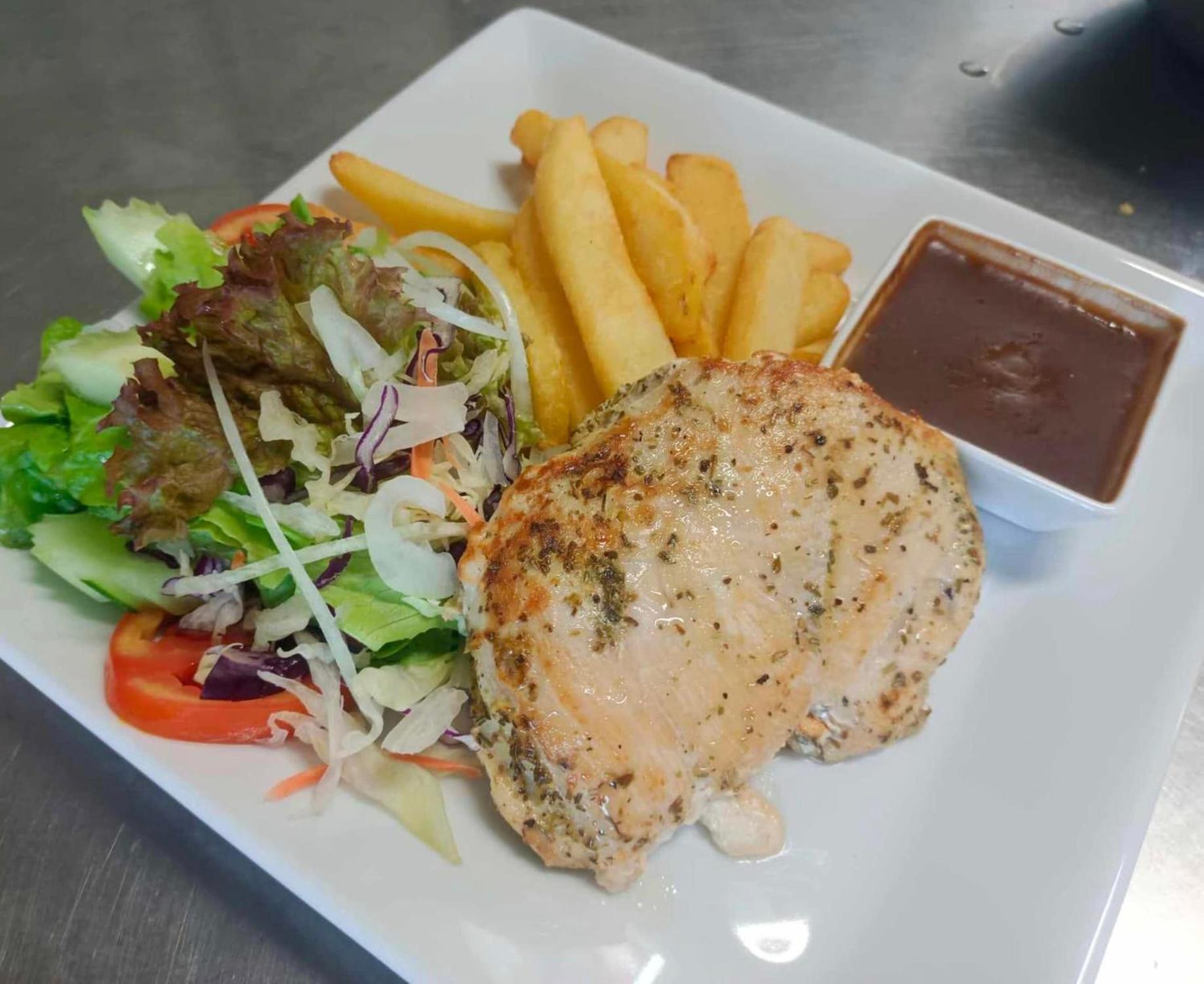 Elephant Sports Bar And Accommodation Phuket Buitenkant foto