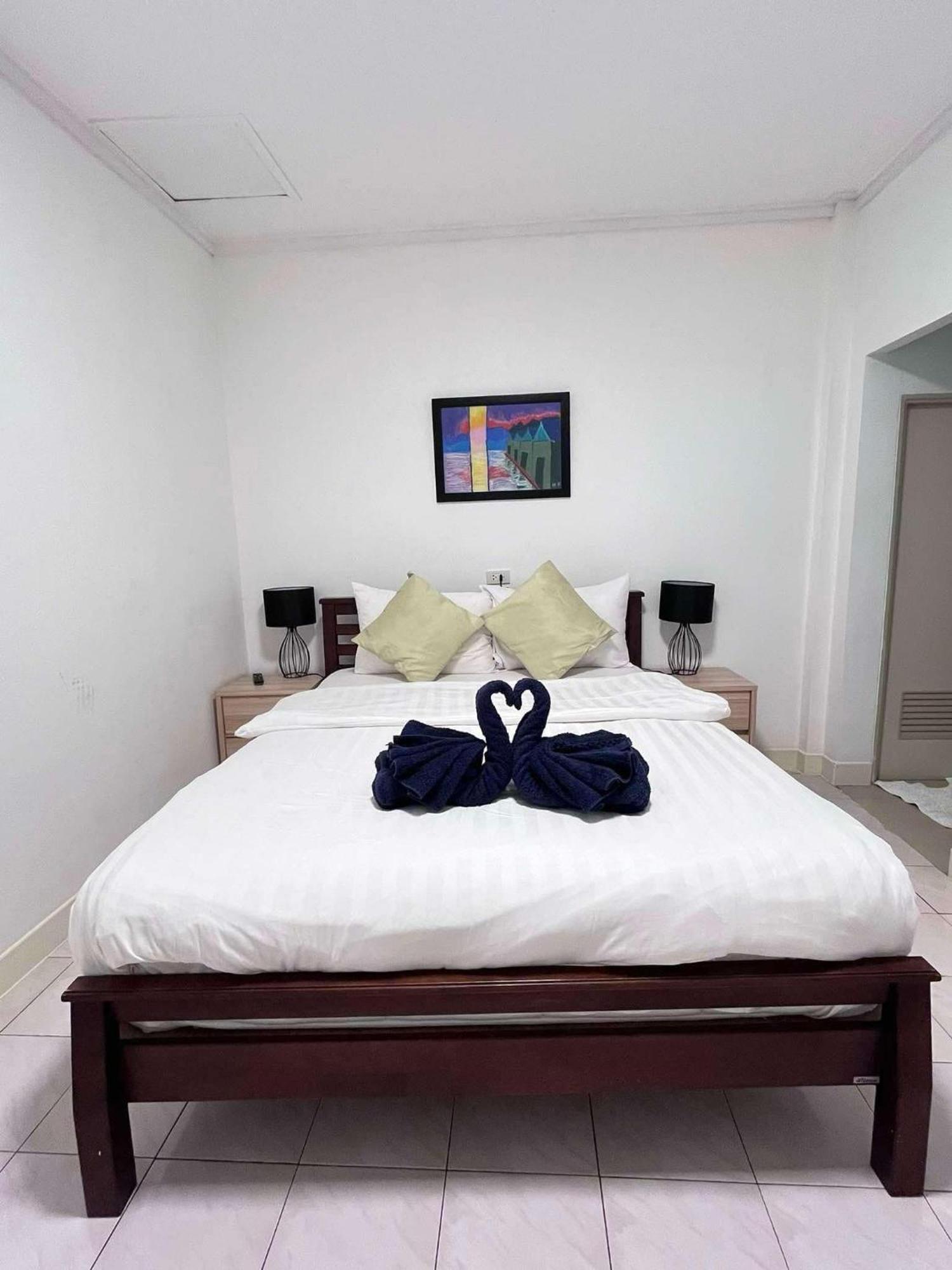 Elephant Sports Bar And Accommodation Phuket Buitenkant foto